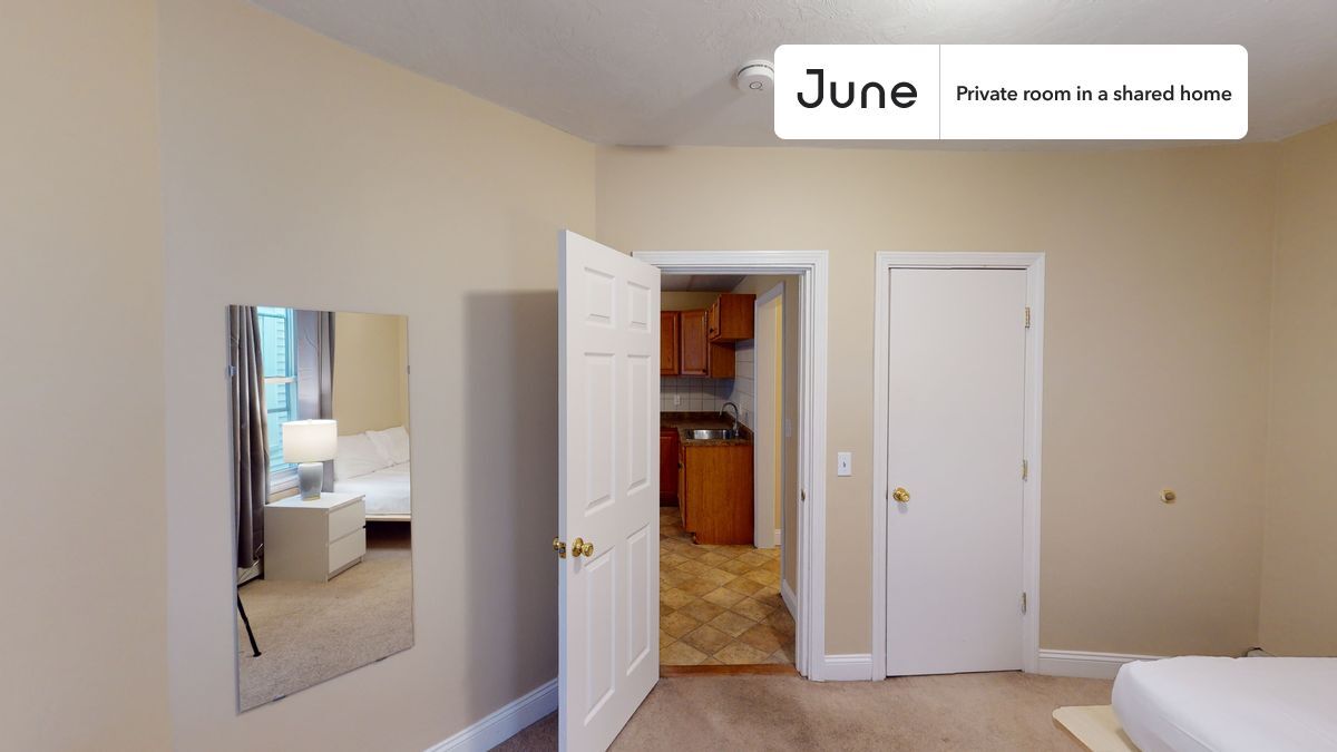 Building Photo - Private bedroom in 3 bed/1 bath Home