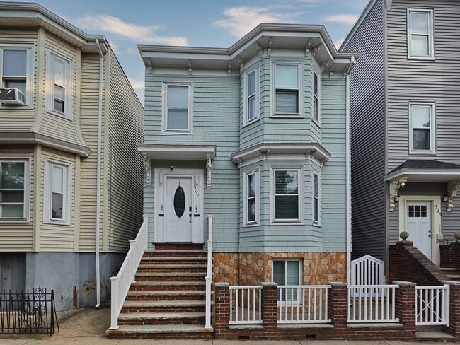 Building Photo - 597 Bennington St