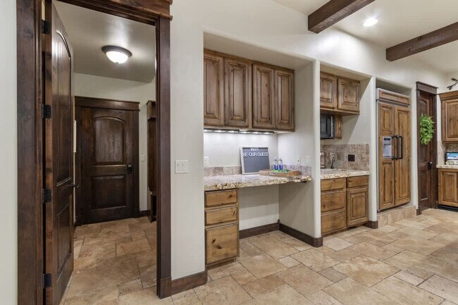 Building Photo - 5605 N Morpheus Pl