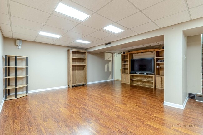 Building Photo - 697 Hickory Dr