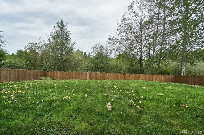 Building Photo - Kent Duplex LOWER Unit with Huge Yard & Private Feel