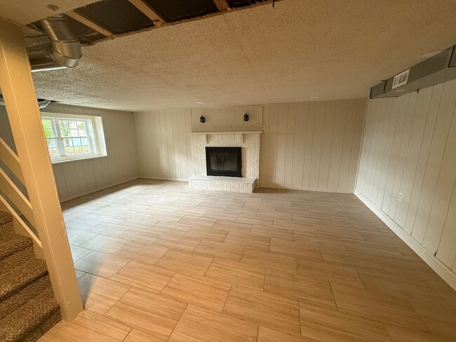Building Photo - 3 bd / 1.5 bth Single Family Home in Quake...