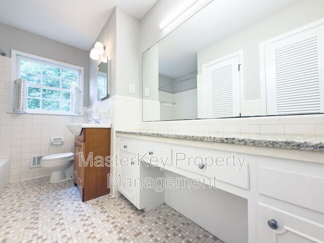 Building Photo - 544 Ellynn Dr