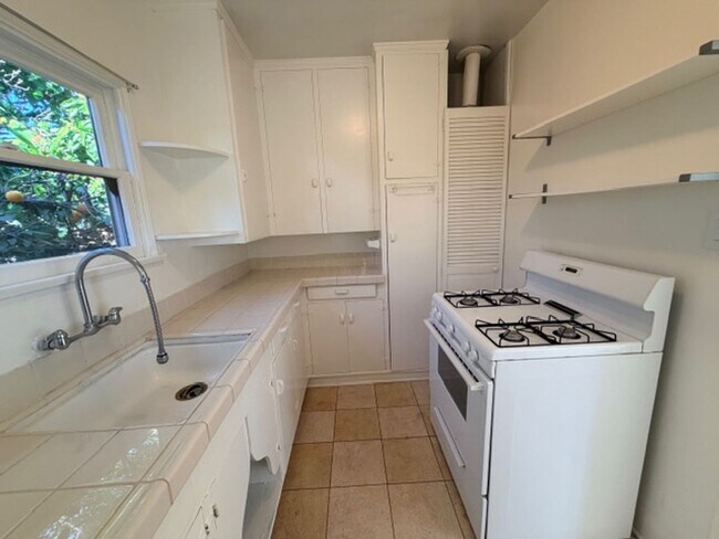 Building Photo - 251ivy