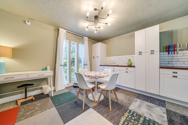 Building Photo - 1425 S Puget Dr