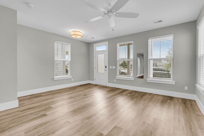 Building Photo - Charming Charleston Home in the Heart of M...
