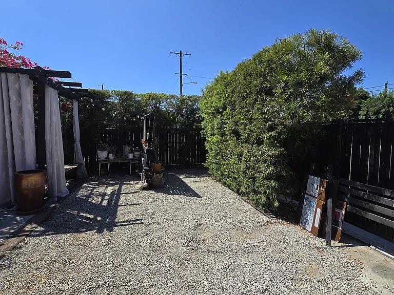 Building Photo - 5710 Vineland Ave