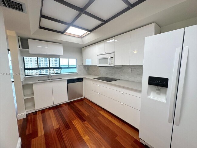 Building Photo - 520 Brickell Key Dr