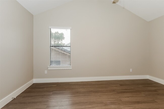 Building Photo - 15518 4 Leaf Dr