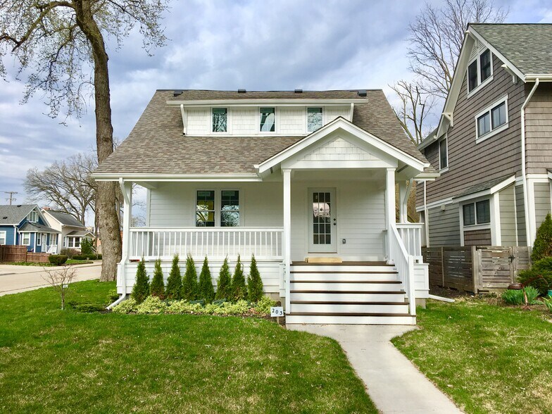 Primary Photo - 203 Curry Ave