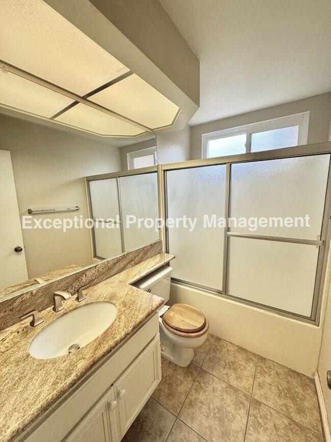 Building Photo - Move in ready 4 bed 3 bath home with 1 bed...