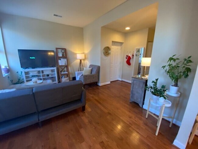 Building Photo - 627 Clara Ave