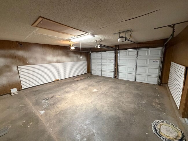 Building Photo - 3 BED/2 BATH/2 CAR GARAGE: AVAILABLE NOW!!