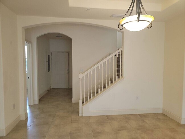 Building Photo - 4/2.5 TOWNHOME VILLA in Waterstone-Davenpo...