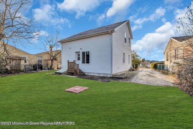 Building Photo - 1708 Lake Dr