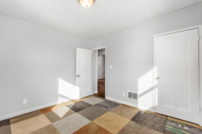 Building Photo - 364 S Chase Ave