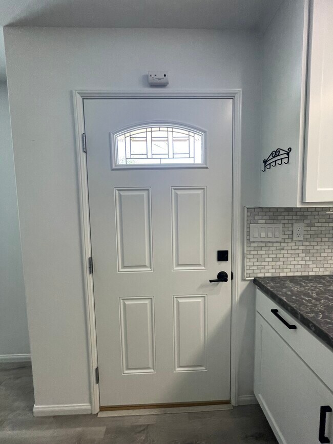 Building Photo - 703 W College St