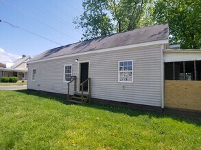 Building Photo - Large ranch style home on corner lot in Chillicothe