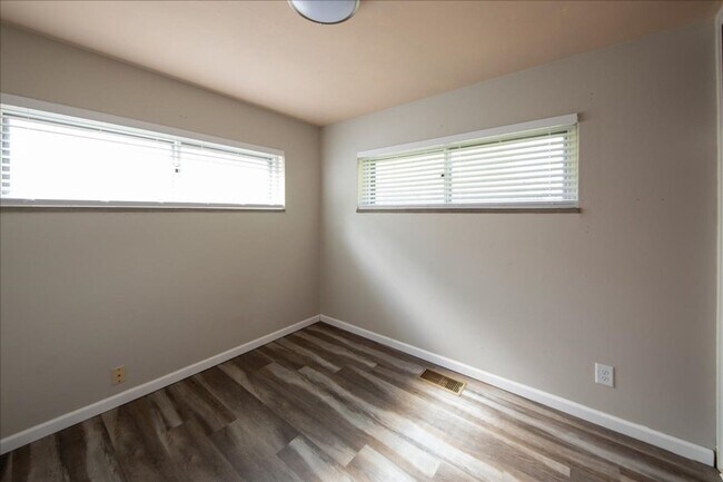 Building Photo - **Charming Family Home in Top-Rated School...