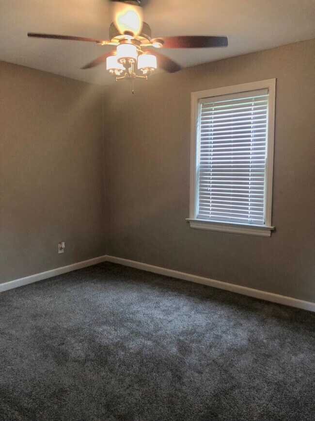 Building Photo - 11 St James Ct