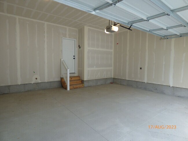 Building Photo - Beautiful  End Unit Townhome In Herriman
