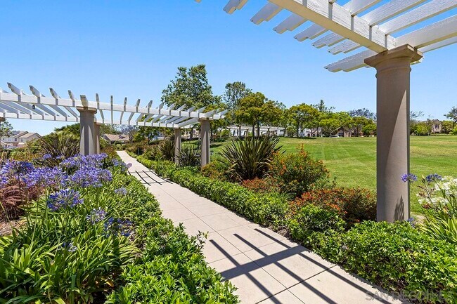 Building Photo - 6338 Huntington Dr