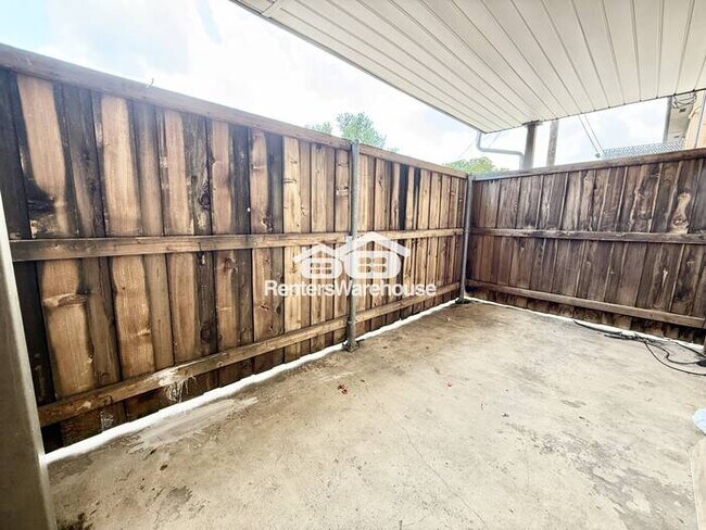 Building Photo - 2 Bed / 2 Bath Condo in Gated, Secluded Co...