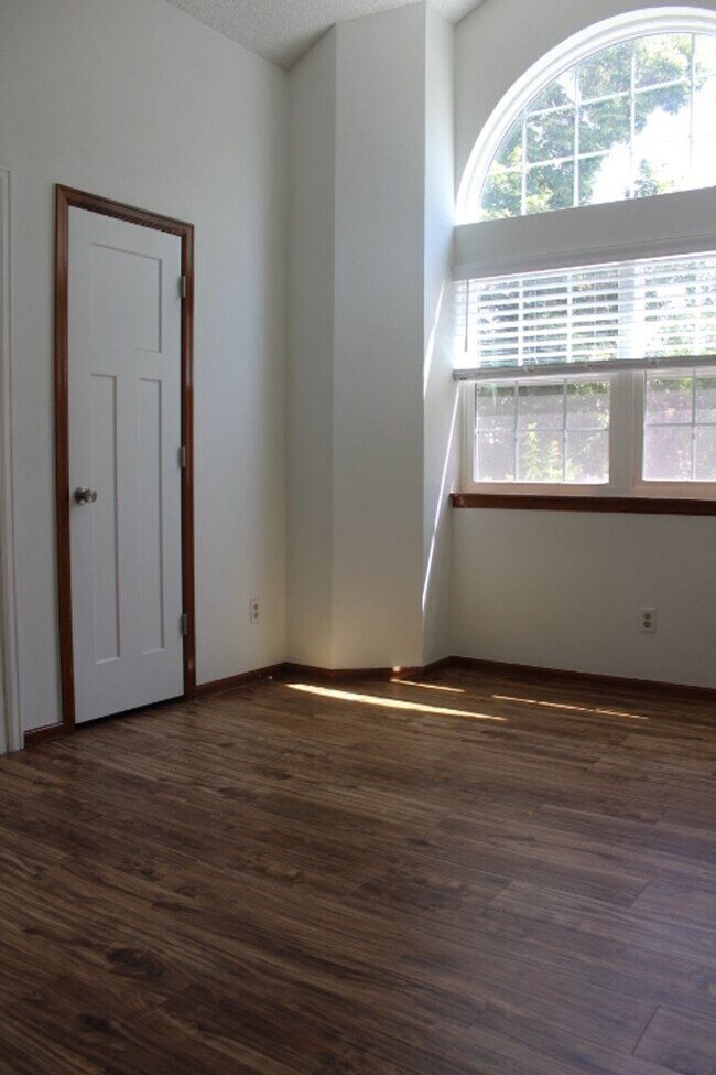 Building Photo - Gorgeous 2 Story End Unit in Lakewood!