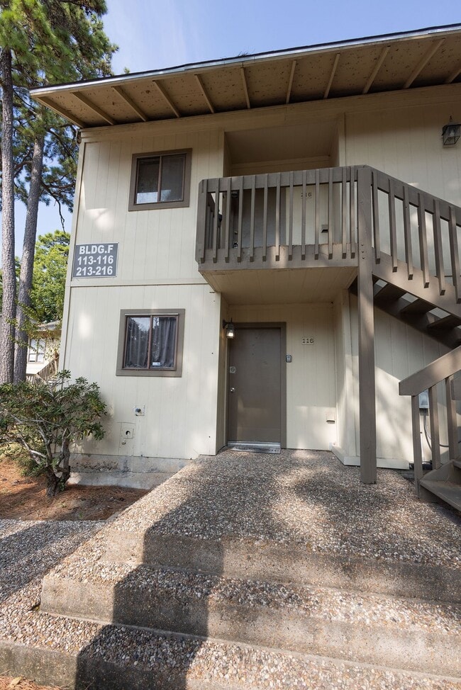 Building Photo - 15919 Golf Club Dr