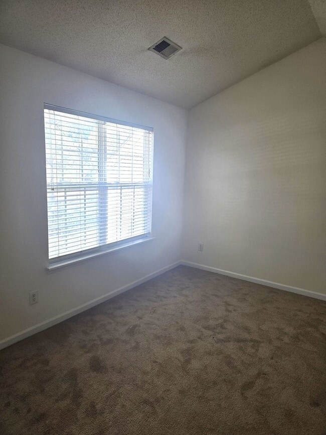 Building Photo - Townhome 2BR/2.5BA Located minutes from UNCC Campus!