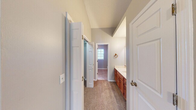 Building Photo - 3Bed/ 2Bath Home - Available Now!