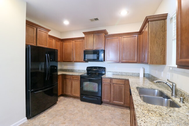 Building Photo - 215 Favorite Dr