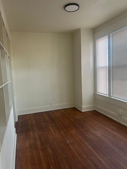 Building Photo - 537 Denison St