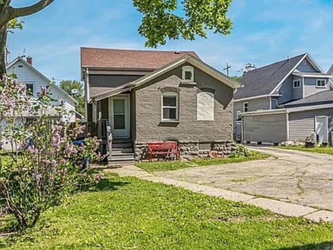 Building Photo - 2 Bed, 1 Bath Single Family Home