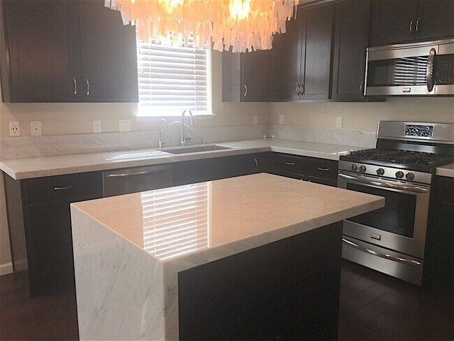 Building Photo - Gorgeous Townhouse - Built 2017 Southwest ...