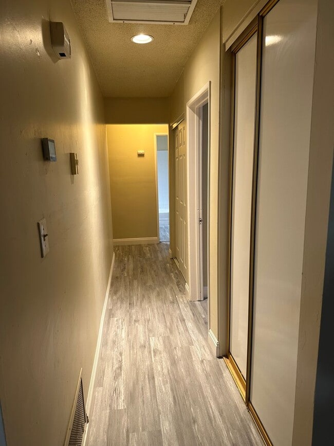 Building Photo - BARSTOW 3 bedroom 2 bath- 2 car garage HOME