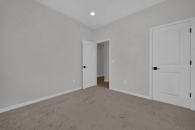 Building Photo - High End-New Build 5 Bed Home Plain City