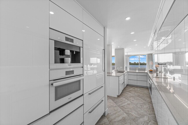 Building Photo - 2784 S Ocean Blvd