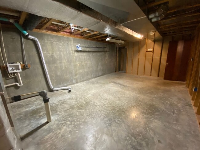 Building Photo - Large 4 Bed /  2 Bath Home