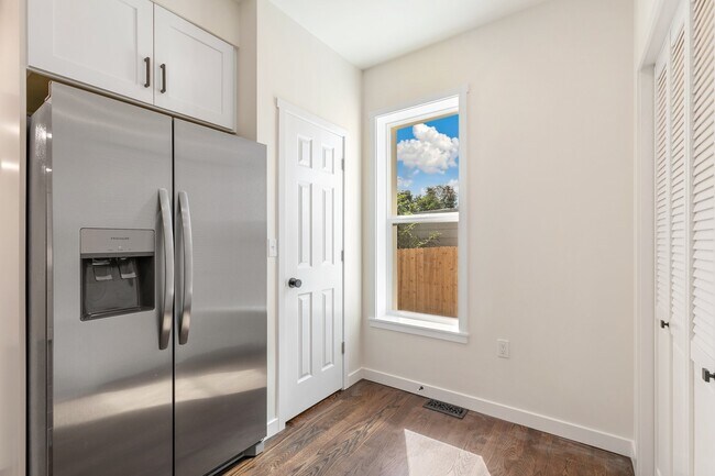 Building Photo - 227 N Walnut St