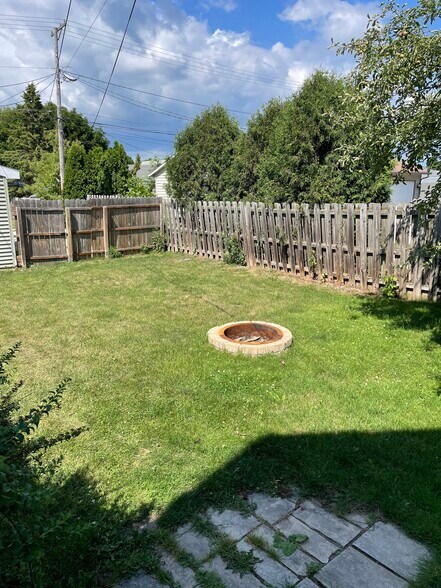 Building Photo - 1638 Saemann Ave