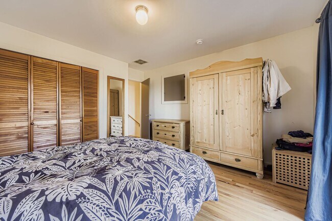 Building Photo - 2425 Dartmouth Ave