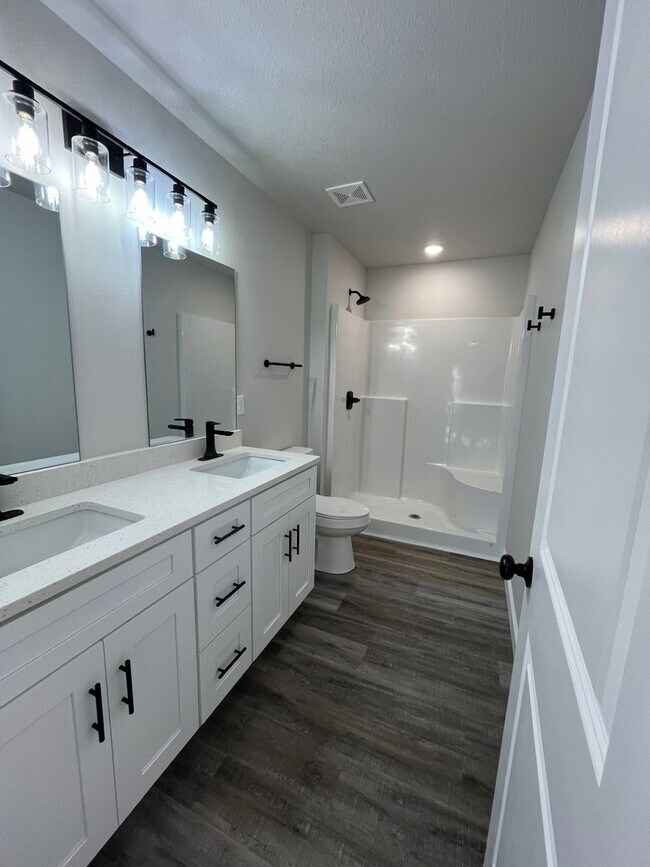 Building Photo - 359 SE 70 Rd