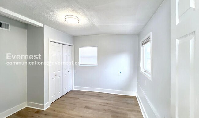 Building Photo - 907 S Cedar Ave