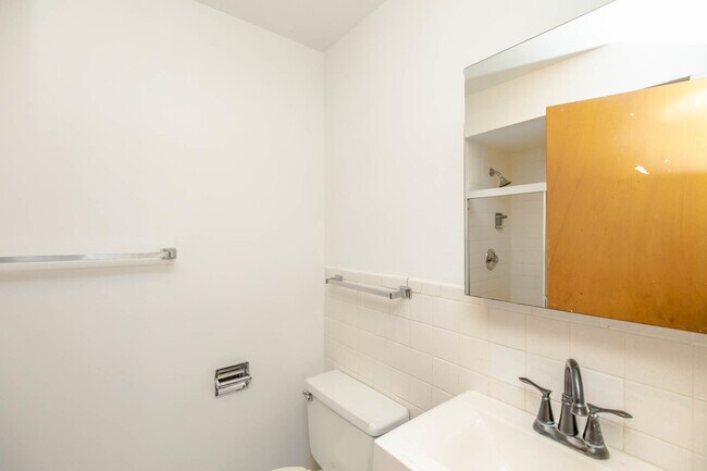 Building Photo - 1324 W Lunt Ave