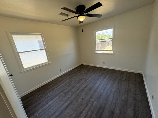 Building Photo - 450 S Santa Clara St