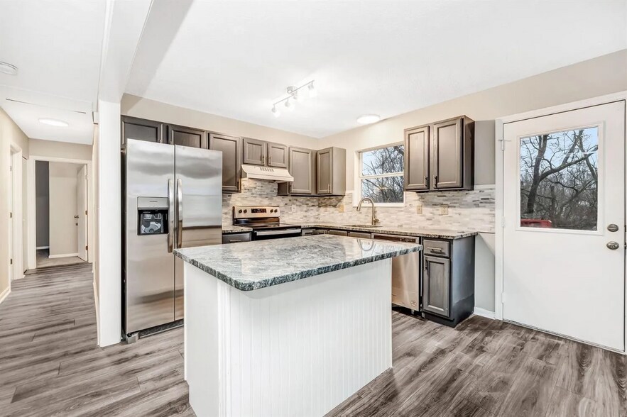 Building Photo - 915 Venetian Ter