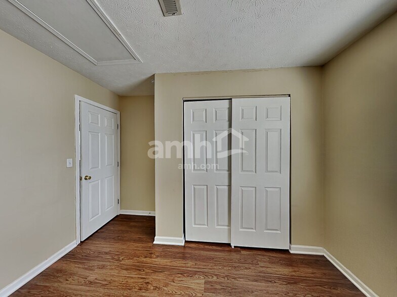 Building Photo - 220 Hartford Ct