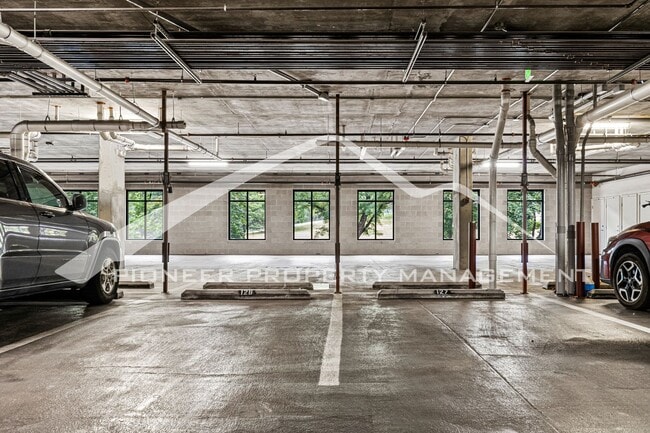 Building Photo - Gorgeous Condo with Mountain Views and Washer/Dryer