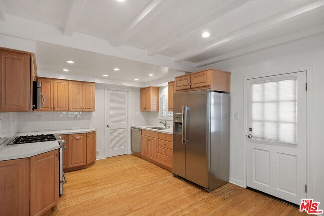 Building Photo - 329 N Swall Dr
